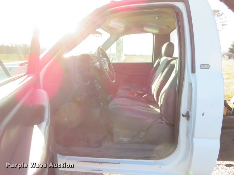 image for item DH1747 2004 Chevrolet Silverado 3500 dump bed pickup truck