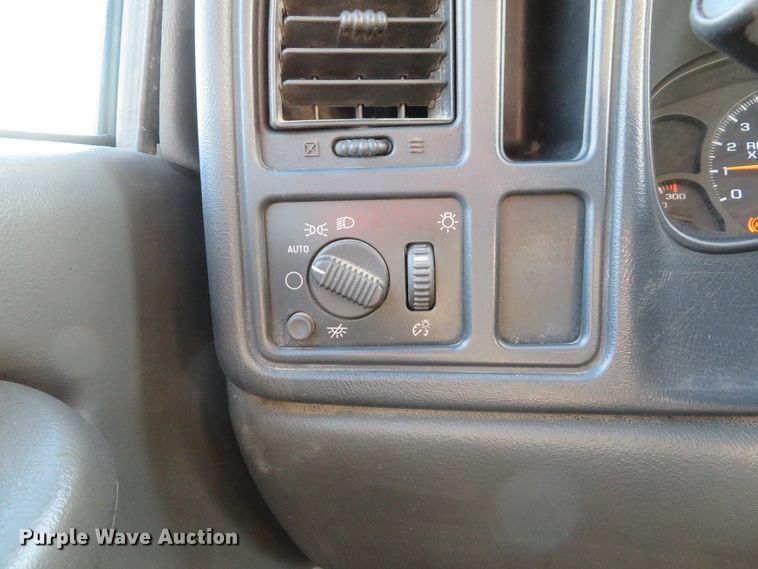 image for item DH1747 2004 Chevrolet Silverado 3500 dump bed pickup truck