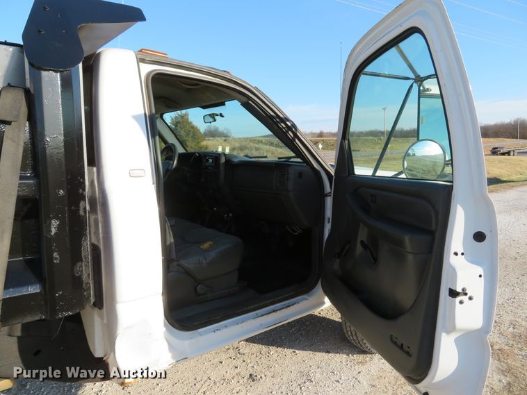image for item DH1747 2004 Chevrolet Silverado 3500 dump bed pickup truck