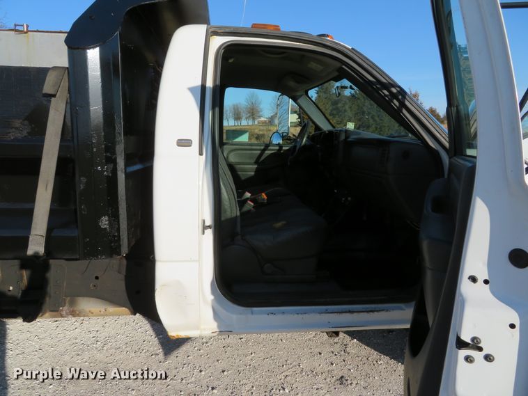 image for item DH1747 2004 Chevrolet Silverado 3500 dump bed pickup truck