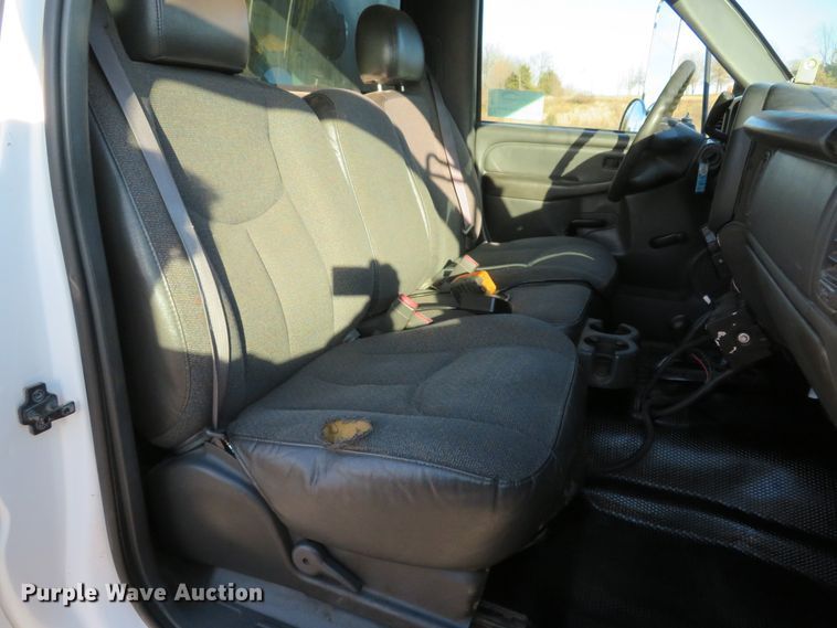 image for item DH1747 2004 Chevrolet Silverado 3500 dump bed pickup truck