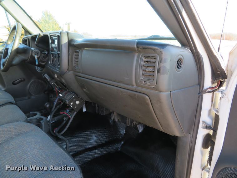 image for item DH1747 2004 Chevrolet Silverado 3500 dump bed pickup truck