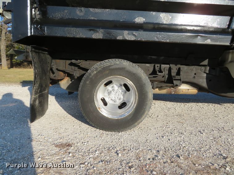 image for item DH1747 2004 Chevrolet Silverado 3500 dump bed pickup truck