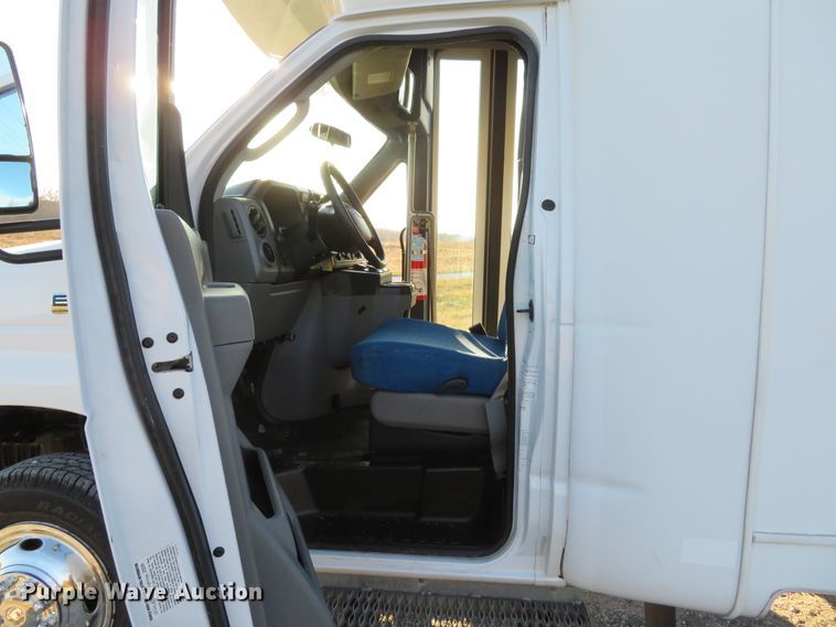 image for item DH1748 2009 Ford E350 Super Duty shuttle bus
