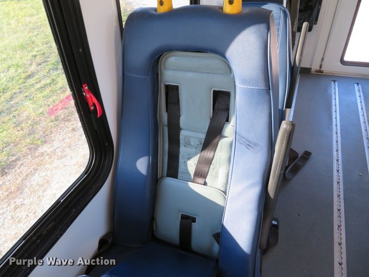 image for item DH1748 2009 Ford E350 Super Duty shuttle bus