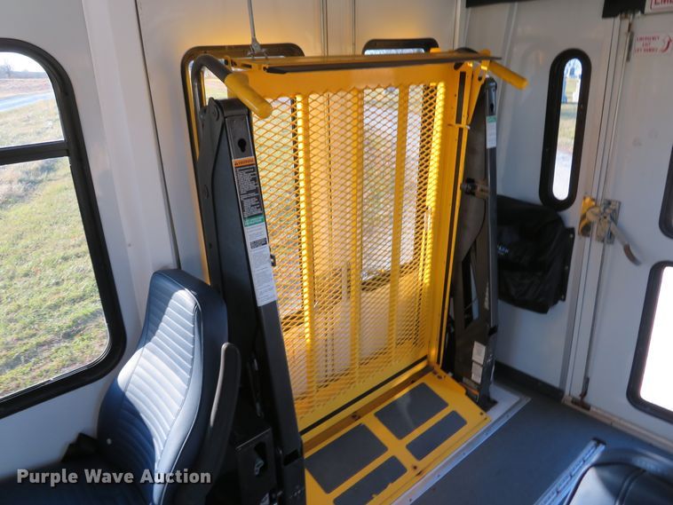 image for item DH1748 2009 Ford E350 Super Duty shuttle bus