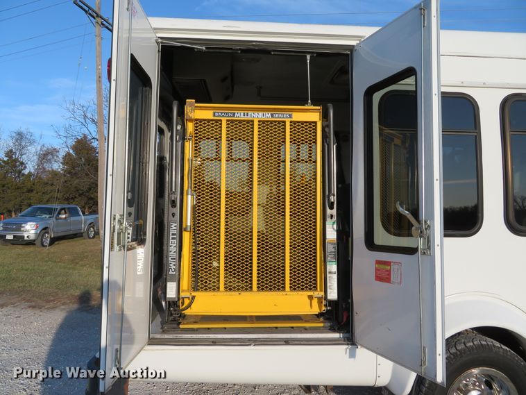 image for item DH1748 2009 Ford E350 Super Duty shuttle bus