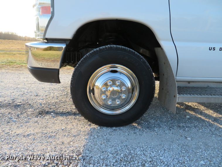 image for item DH1748 2009 Ford E350 Super Duty shuttle bus