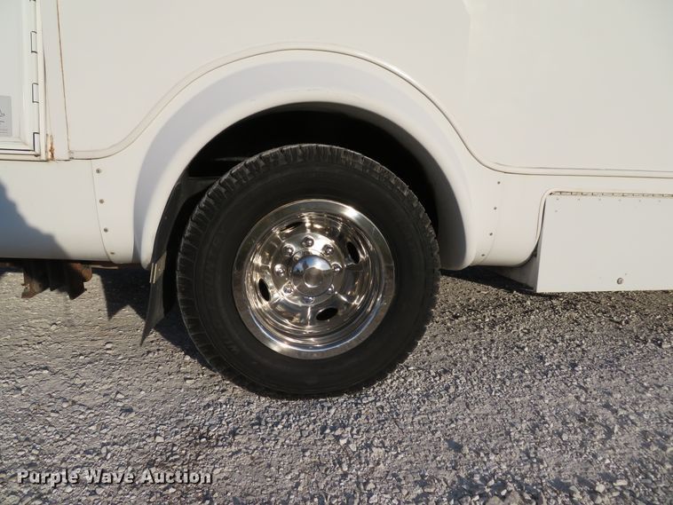 image for item DH1748 2009 Ford E350 Super Duty shuttle bus