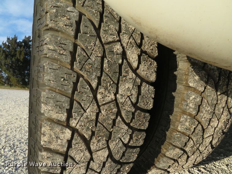 image for item DH1748 2009 Ford E350 Super Duty shuttle bus