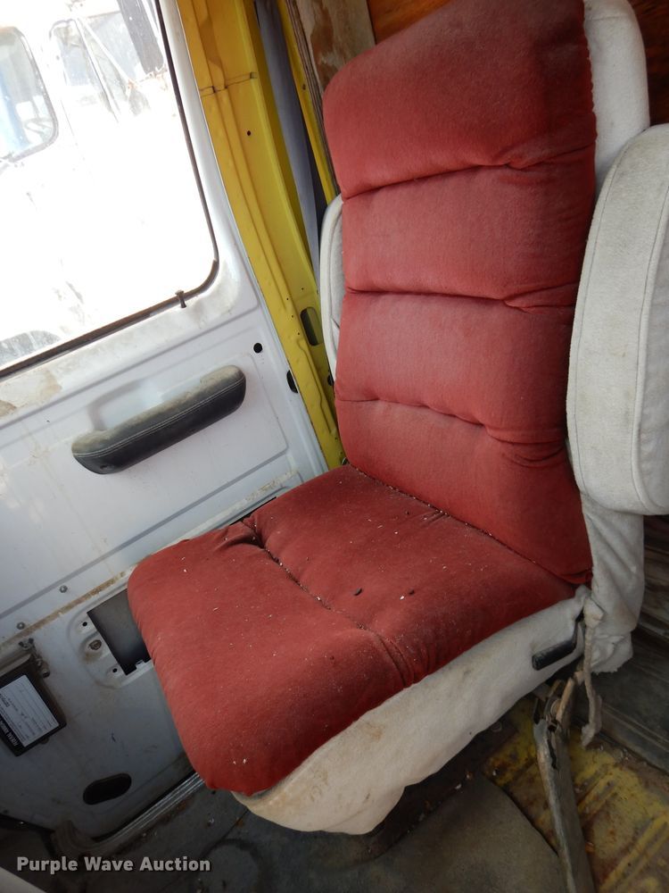 image for item DH4289 1984 Ford Econoline E350 box truck