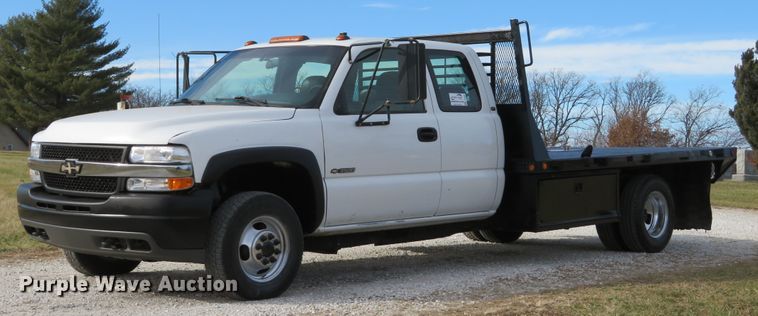 image for item DI2005 2002 Chevrolet Silverado 3500 Ext. Cab flatbed pickup truck