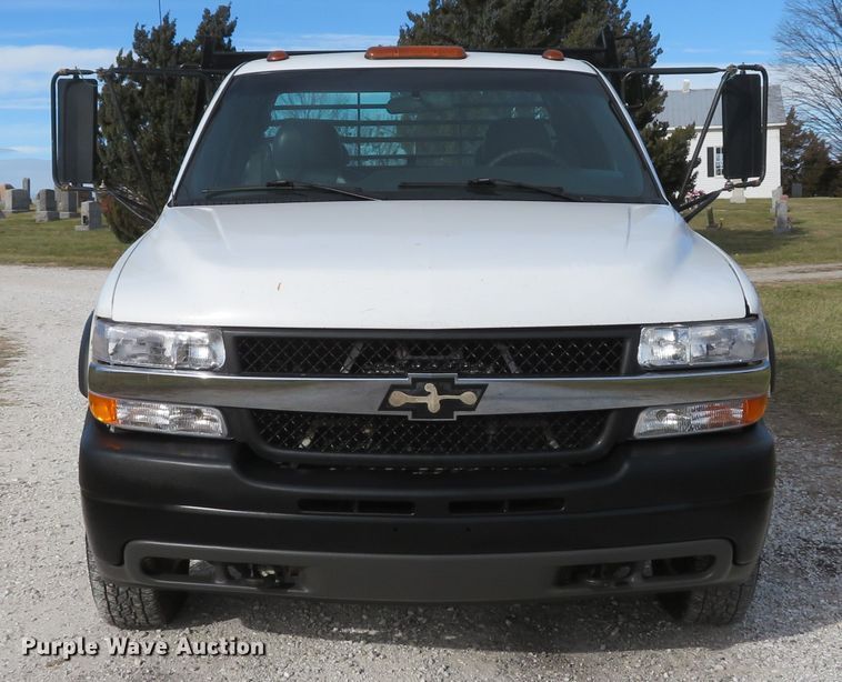 image for item DI2005 2002 Chevrolet Silverado 3500 Ext. Cab flatbed pickup truck