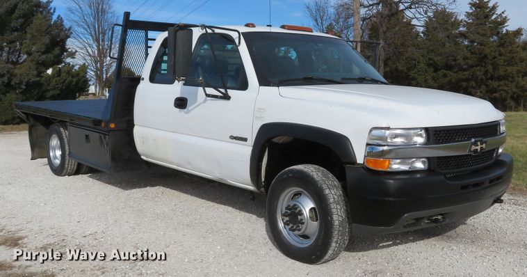 image for item DI2005 2002 Chevrolet Silverado 3500 Ext. Cab flatbed pickup truck