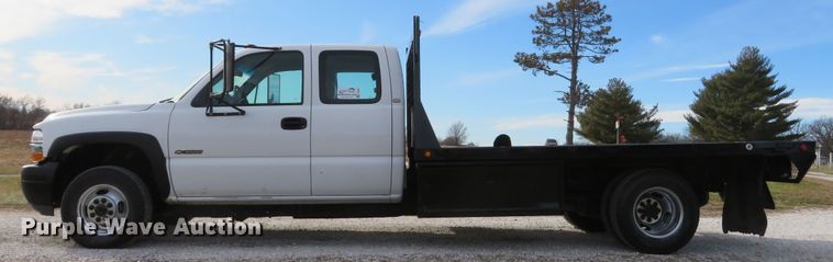 image for item DI2005 2002 Chevrolet Silverado 3500 Ext. Cab flatbed pickup truck
