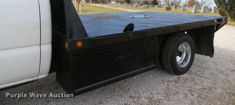 image for item DI2005 2002 Chevrolet Silverado 3500 Ext. Cab flatbed pickup truck