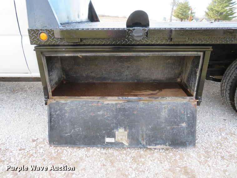 image for item DI2005 2002 Chevrolet Silverado 3500 Ext. Cab flatbed pickup truck