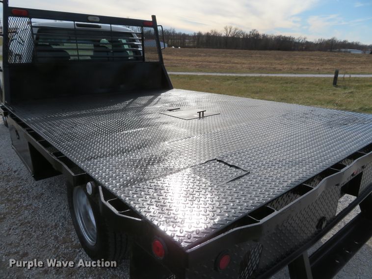 image for item DI2005 2002 Chevrolet Silverado 3500 Ext. Cab flatbed pickup truck