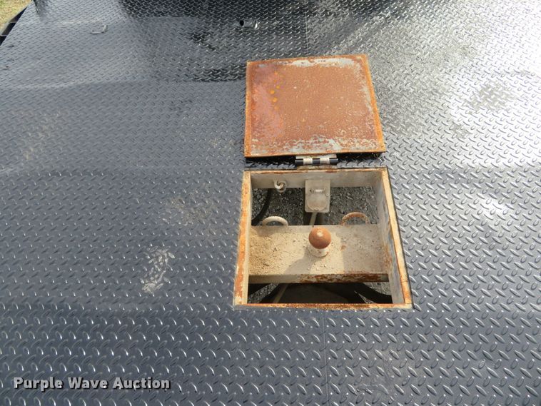 image for item DI2005 2002 Chevrolet Silverado 3500 Ext. Cab flatbed pickup truck