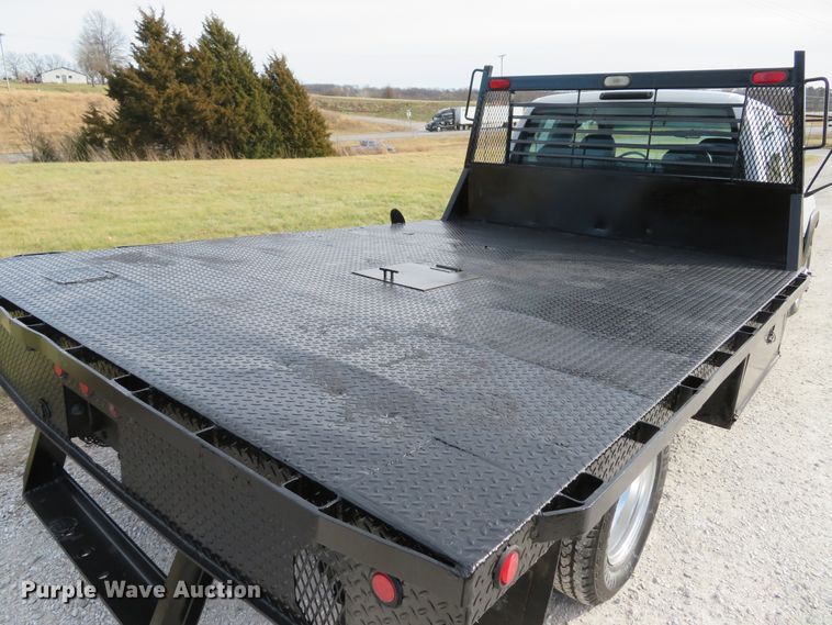 image for item DI2005 2002 Chevrolet Silverado 3500 Ext. Cab flatbed pickup truck