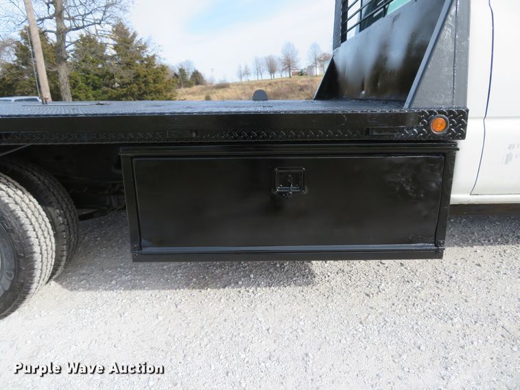image for item DI2005 2002 Chevrolet Silverado 3500 Ext. Cab flatbed pickup truck