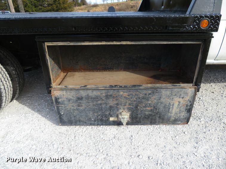 image for item DI2005 2002 Chevrolet Silverado 3500 Ext. Cab flatbed pickup truck