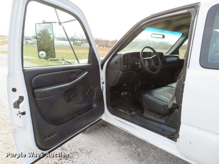 image for item DI2005 2002 Chevrolet Silverado 3500 Ext. Cab flatbed pickup truck