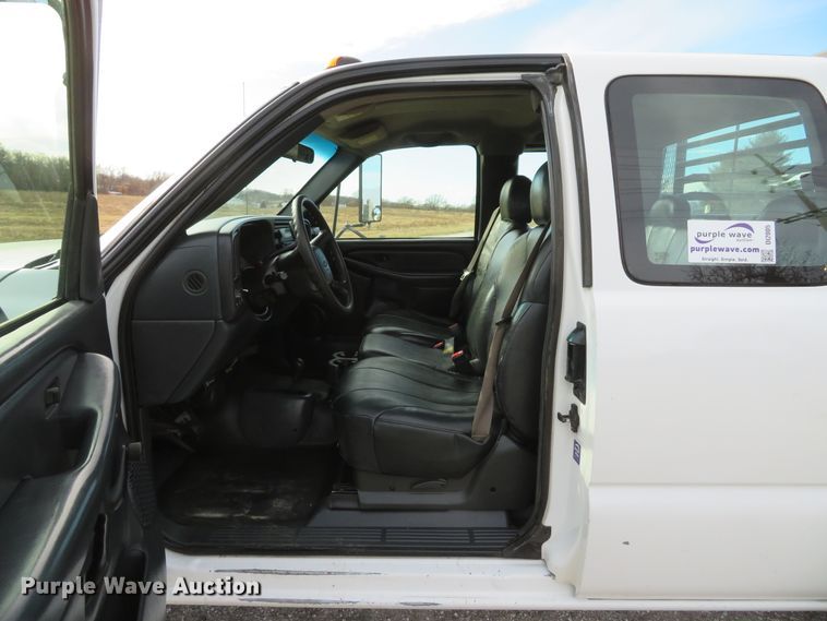 image for item DI2005 2002 Chevrolet Silverado 3500 Ext. Cab flatbed pickup truck