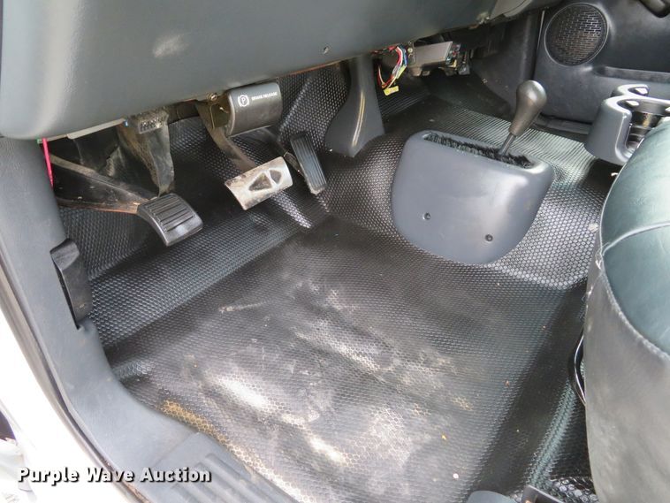 image for item DI2005 2002 Chevrolet Silverado 3500 Ext. Cab flatbed pickup truck