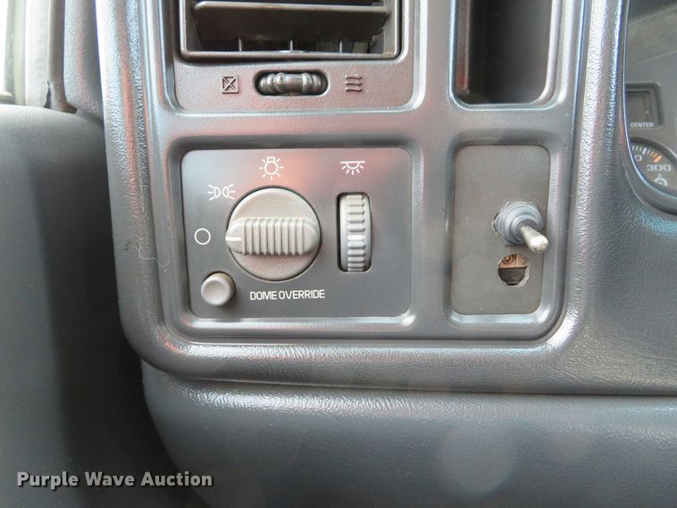 image for item DI2005 2002 Chevrolet Silverado 3500 Ext. Cab flatbed pickup truck