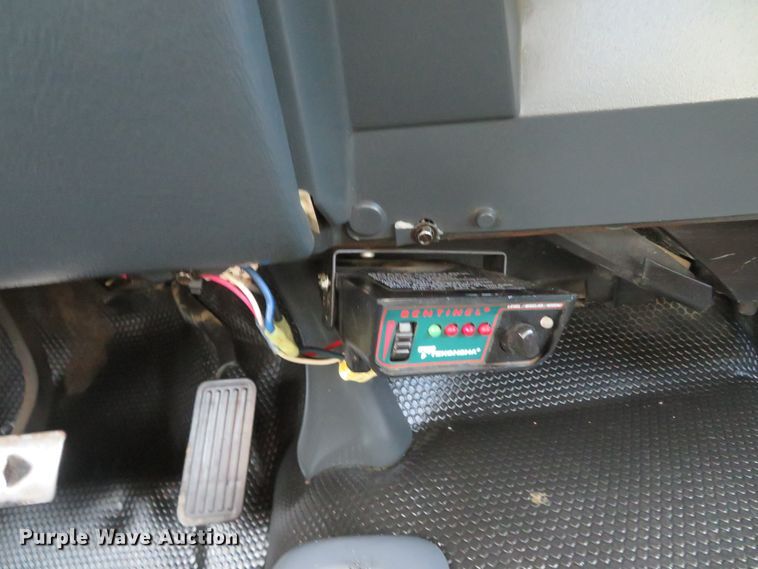 image for item DI2005 2002 Chevrolet Silverado 3500 Ext. Cab flatbed pickup truck