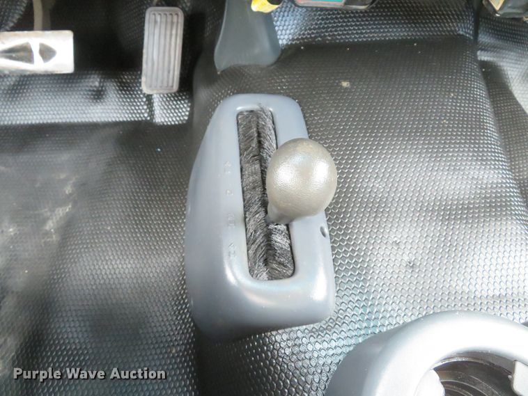 image for item DI2005 2002 Chevrolet Silverado 3500 Ext. Cab flatbed pickup truck