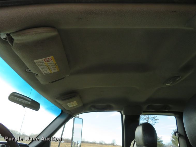 image for item DI2005 2002 Chevrolet Silverado 3500 Ext. Cab flatbed pickup truck