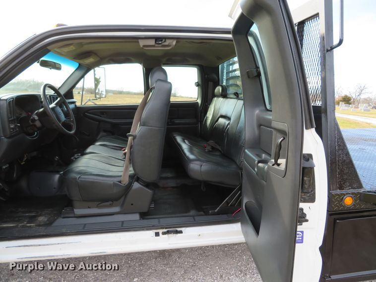 image for item DI2005 2002 Chevrolet Silverado 3500 Ext. Cab flatbed pickup truck