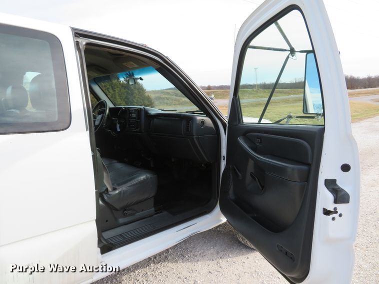 image for item DI2005 2002 Chevrolet Silverado 3500 Ext. Cab flatbed pickup truck