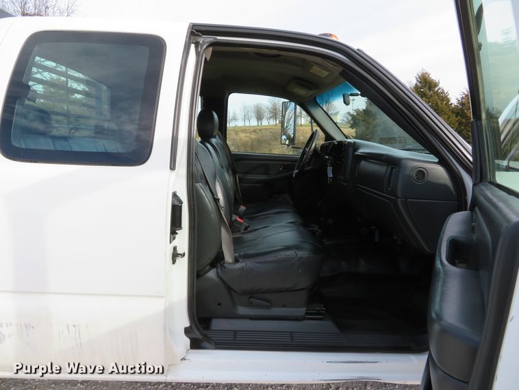 image for item DI2005 2002 Chevrolet Silverado 3500 Ext. Cab flatbed pickup truck