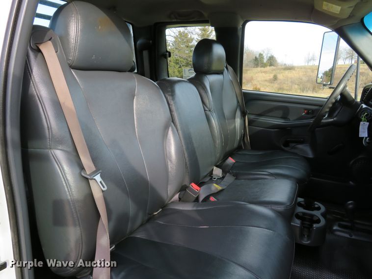 image for item DI2005 2002 Chevrolet Silverado 3500 Ext. Cab flatbed pickup truck