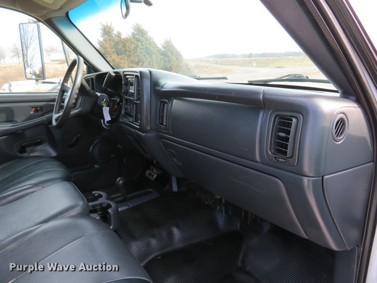 image for item DI2005 2002 Chevrolet Silverado 3500 Ext. Cab flatbed pickup truck