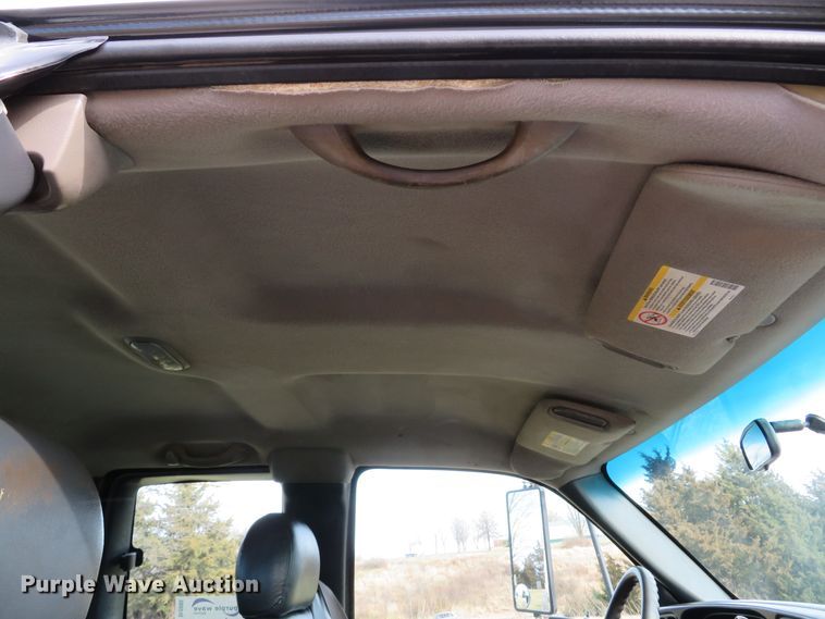 image for item DI2005 2002 Chevrolet Silverado 3500 Ext. Cab flatbed pickup truck