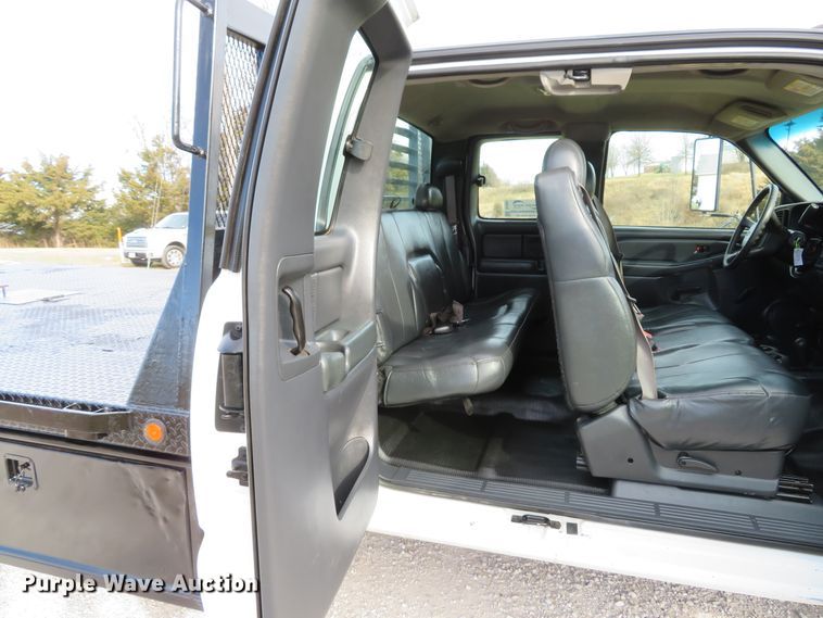 image for item DI2005 2002 Chevrolet Silverado 3500 Ext. Cab flatbed pickup truck