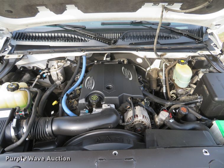 image for item DI2005 2002 Chevrolet Silverado 3500 Ext. Cab flatbed pickup truck