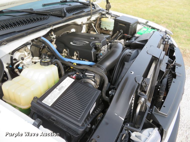 image for item DI2005 2002 Chevrolet Silverado 3500 Ext. Cab flatbed pickup truck