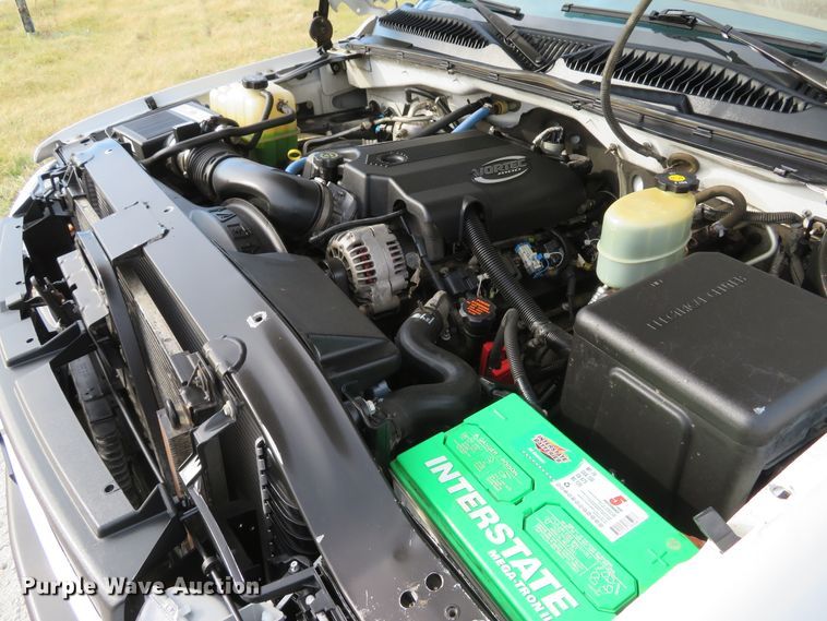 image for item DI2005 2002 Chevrolet Silverado 3500 Ext. Cab flatbed pickup truck