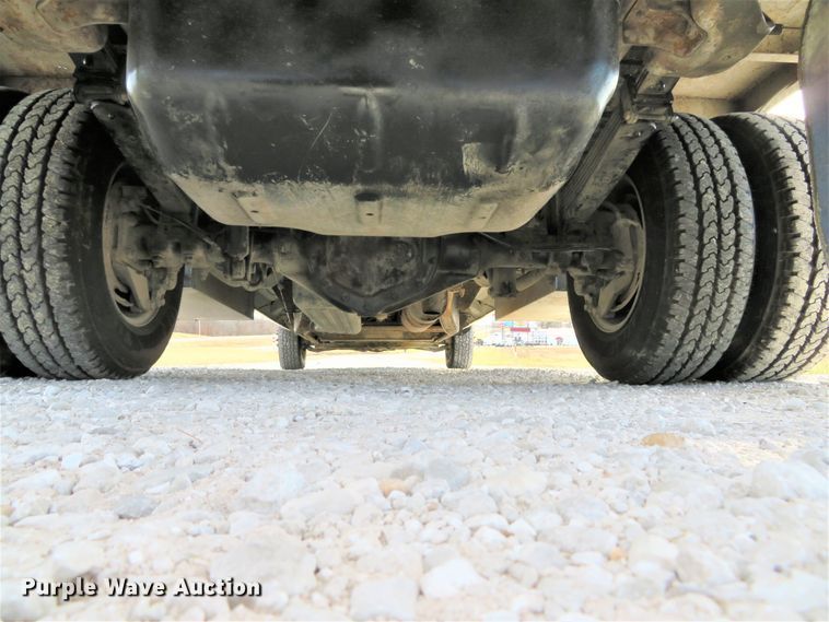 image for item DI2005 2002 Chevrolet Silverado 3500 Ext. Cab flatbed pickup truck