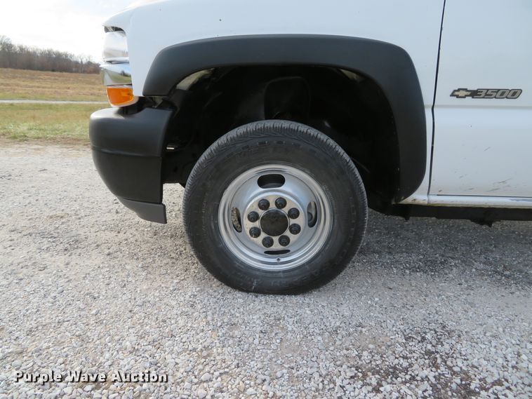 image for item DI2005 2002 Chevrolet Silverado 3500 Ext. Cab flatbed pickup truck