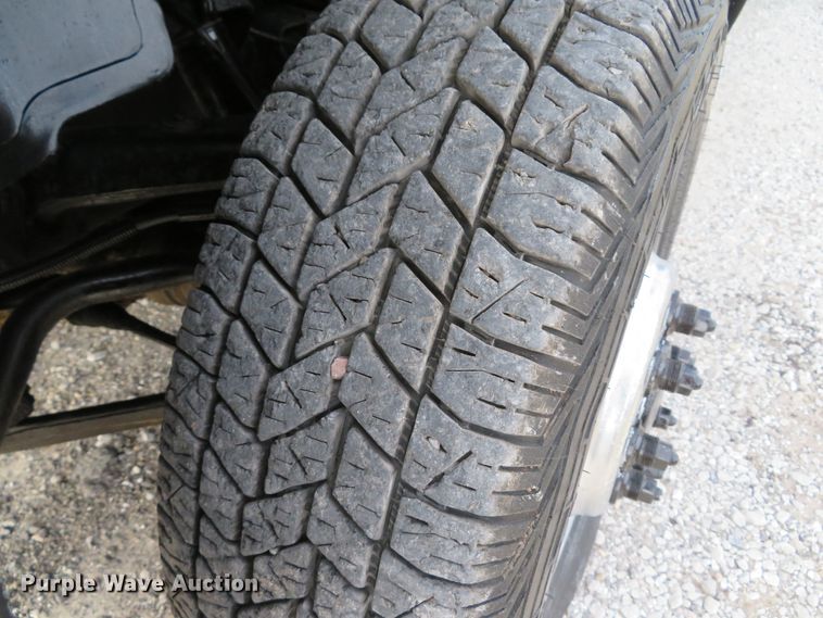 image for item DI2005 2002 Chevrolet Silverado 3500 Ext. Cab flatbed pickup truck