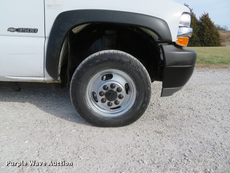 image for item DI2005 2002 Chevrolet Silverado 3500 Ext. Cab flatbed pickup truck