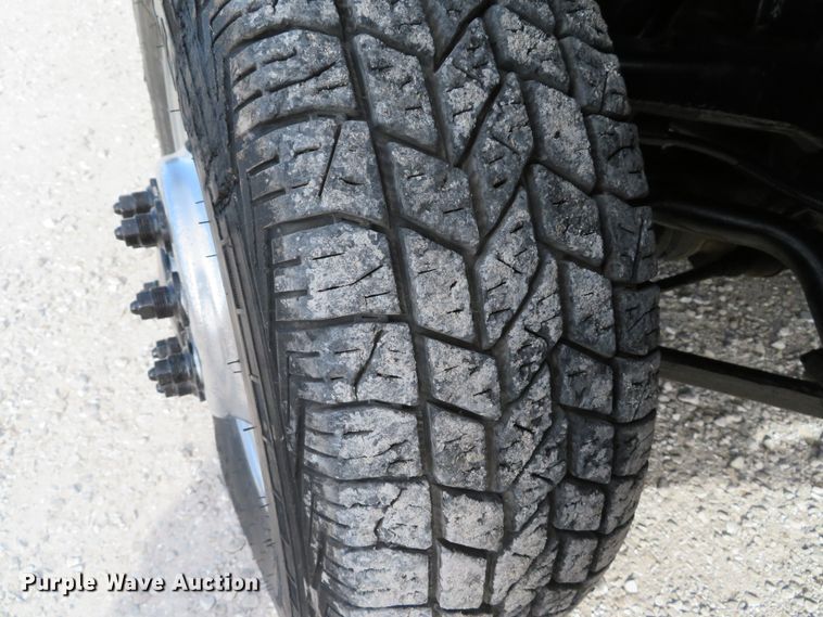 image for item DI2005 2002 Chevrolet Silverado 3500 Ext. Cab flatbed pickup truck