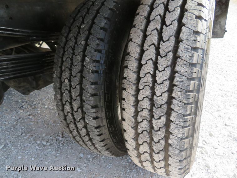 image for item DI2005 2002 Chevrolet Silverado 3500 Ext. Cab flatbed pickup truck