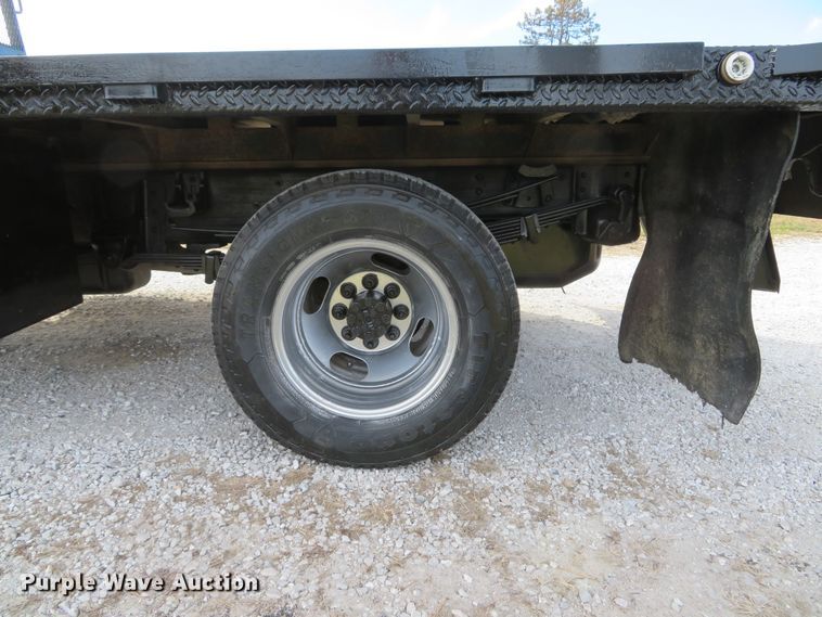 image for item DI2005 2002 Chevrolet Silverado 3500 Ext. Cab flatbed pickup truck